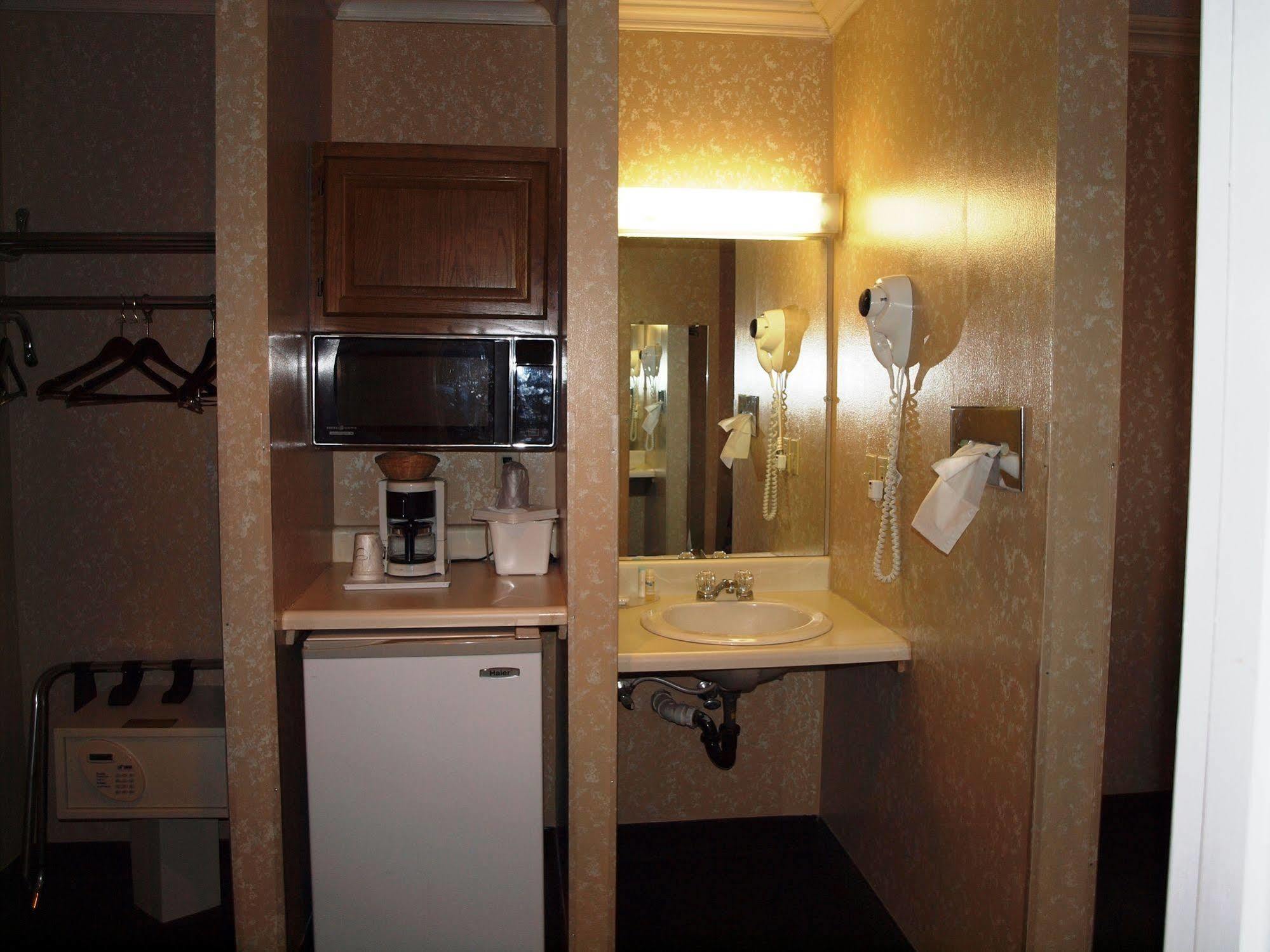 Hilltop Express Inn Groton Ngoại thất bức ảnh